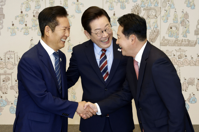  이재명 대통령이 8일 서울 용산구 대통령 청사에서 정청래 더불어민주당 대표, 장동혁 국민의힘 대표 등 여야 지도부와 오찬 회동을 하며 "국민의 대통령, 모두의 대통령이 돼야 한다고 생각한다"고 말했다. 사진은 이재명 대통령이 8일 서울 용산구 대통령실 청사에서 열린 여야 지도부 오찬 회동에서 정청래 더불어민주당 대표와 장동혁 국민의힘 대표의 악수 모습을 보며 밝게 미소 짓고 있는 모습. /사진=뉴시스