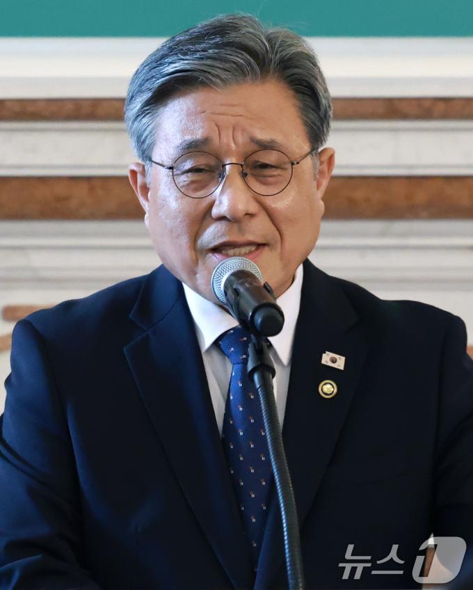 허민 국가유산청장이 8일 서울 중구 덕수궁 석조전에서 취임 언론간담회를 열고 새 정부에서 중심적으로 추진할 국가유산 정책 과제를 발표하고 있다. 2025.9.8/뉴스1 ⓒ News1 권현진 기자