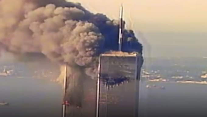 2001년 9월11일(현지시각). 역사상 최악의 테러 사건이라 불리는 미국 뉴욕 세계무역센터 비행기 테러 사건이 발생했다. 사진은 당시 사건 현장 모습이 생중계 된 뉴스 화면의 모습. /사진=스카이뉴스 유튜브 화면 캡처 