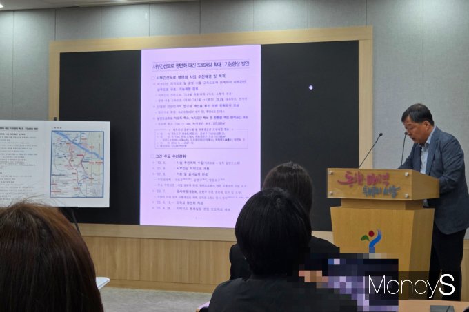  서울시가 서부간선도로 일반도로화 사업을 전면 철회하고 서울-광명고속도로 완공 이후 교통량 분산 추이를 따져 추진 여부를 재검토하겠다고 밝혔다. 사진은 오대중 서울시 도로기획관이 이날 오전 중구 서울시청에서 열린 '서부간선도로 평면화 대신 도로용량 확대-기능향상 방안' 관련 브리핑에서 향후 계획을 설명하는 모습. /사진=이화랑 기자