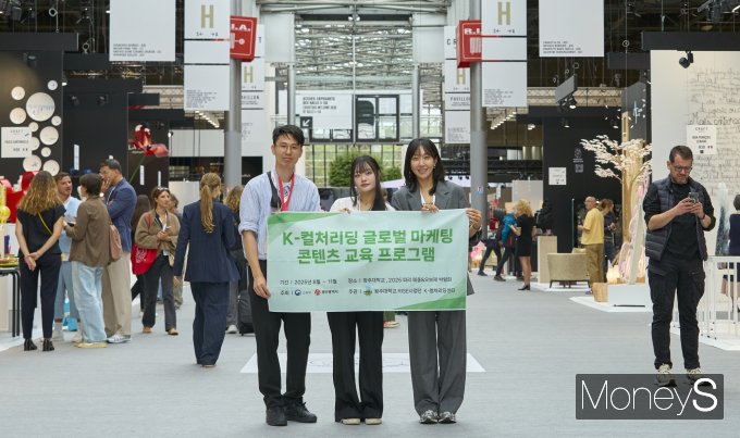  '2025 프랑스 파리 메종 & 오브제'에 참가한 광주대학교 장민서, 박소희 학생이 행사장에서 기념사진을 찍고 있다/사진=광주대학교 제공.