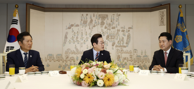 정청래 더불어민주당 대표와 장동혁 국민의힘 대표가 8일 서울 용산구 대통령실 청사에서 열린 이재명 대통령-여야 지도부 오찬 회동 자리에서 민생경제협의체(가칭)를 구성하기로 합의했다. 사진은 8일 서울 용산구 대통령실 청사에서 진행된 이재명 대통령과 여야 지도부 오찬 회동 모습. /사진=뉴시스