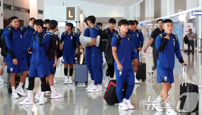 2025 FIFA 20세 이하 (U-20) 월드컵 대표팀이 8일 오후 인천공항에서 출국하고 있다. B조에 편성된 대표팀은 한국 시간으로 28일 우크라이나, 10월1일 파라과이, 4일 파나마와 차례로 맞붙는다. 2025.9.8/뉴스1 ⓒ News1 김명섭 기자