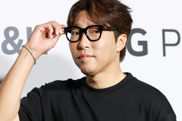 1세대 게임 유튜버 대도서관의 사망과 관련해 국립과학수사연구원이 타살 등 범죄 혐의점은 없다는 1차 부검 소견을 전했다. 사진은 대도서관이 지난 4일 서울 중구 동대문디자인플라자(DDP)에서 열린 2026 S/S서울패션위크 라이(LIE) 패션쇼에 참석해 포즈를 취하고 있는 모습. /사진=뉴스1