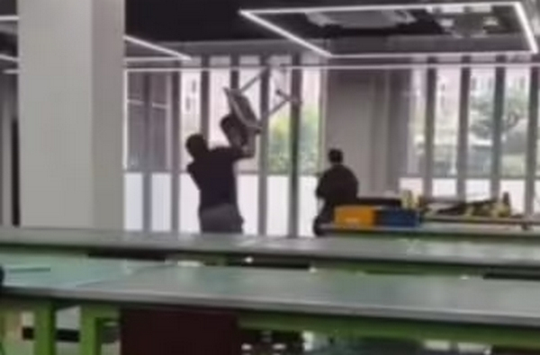 교사 출신 강사가 수업 중 책상에 올라 춤을 춘 고등학생에게 의자를 던지는 사건이 발생했다. 사진은 광주 한 고등학교에서 퇴직 교사가 학생을 향해 의자를 던지는 모습. /사진=뉴스1(독자제공)
