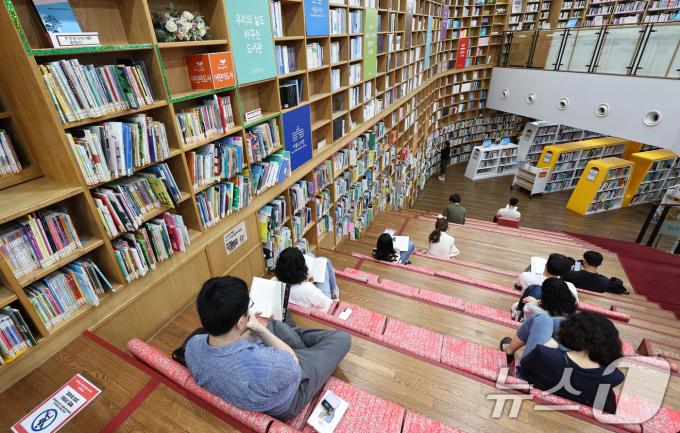 서울도서관에서 시민들이 책을 읽으며 더위를 식히고 있다. 2025.7.3/뉴스1 ⓒ News1 구윤성 기자