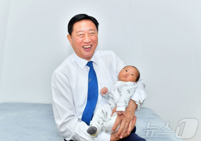 김한종 군수가 아이를 안고 있다./뉴스1