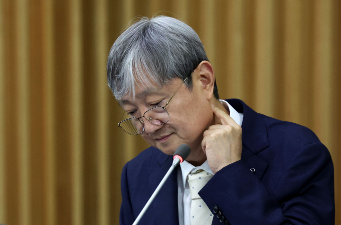 이찬진 금융감독원장이 1일 서울 종로구 생명보험교육문화센터에서 열린 보험회사 CEO 간담회에서 발언을 마친 뒤 자료를 살펴보고 있다./사진=뉴시스