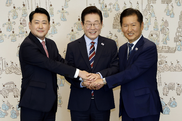 이재명 대통령이 여야대표 오찬 회동에 앞서 정청래 더불어민주당 대표와 만났다. 사진은 이재명 대통령이 8일 서울 용산 대통령실 청사에서 열린 여야 지도부 오찬 회동에서 정청래 더불어민주당 대표, 장동혁 국민의힘 대표와 기념촬영을 하고 있는 모습. /사진=뉴시스