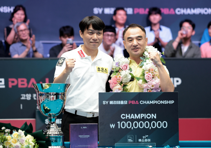 이승진이 PBA 강호 중 한명인 최성원을 꺾고 데뷔 7년 차에 첫 우승을 차지했다. 사진은 지난 8일 경기 고양킨텍스 PBA스타디움에서 열린 2025-26시즌 4차 투어 SY베리테옴므 PBA-LPBA 챔피언십 PBA 결승전에서 우승을 차지한 이승진(오른쪽)과 최성원의 모습. /사진=프로당구협회(PBA) 제공