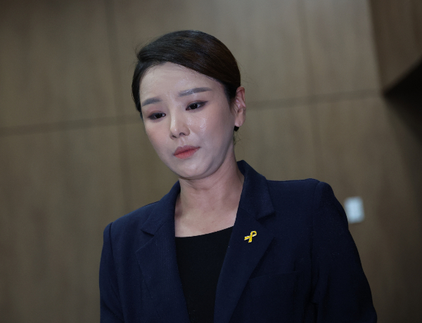 조국혁신당 성비위를 폭로한 강미정 대변인이 공식적으로 탈당계를 제출했다. 사진은 강미정 조국혁신당 대변인이 지난 4일 서울 여의도 국회 소통관에서 당내 성비위 의혹과 관련한 탈당 기자회견을 하기위해 이동하는 모습. /사진=뉴시스