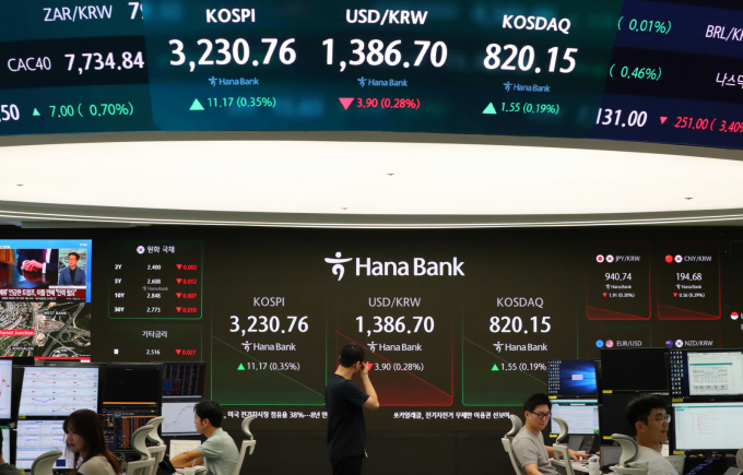 코스피가 장 초반 강보합세를 보이고 있다. 사진은 서울 중구 하나은행 딜링룸./사진=뉴시스
