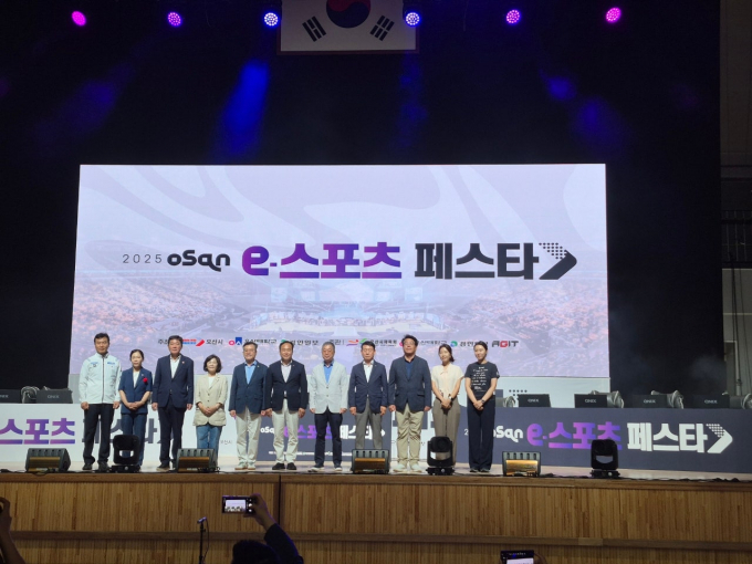 지난 6일 오산시 오산오색문화체육센터 대체육관에서 열린 '2025 오산 e-스포츠 페스타'에 참석한 이권재 오산시장(오른쪽으로부터 6번째), 이상복 오산시의회 의장, 권병규 오산시체육회장 등 내빈들이 단체사진을 찍고 있다. /사진제공=오산시