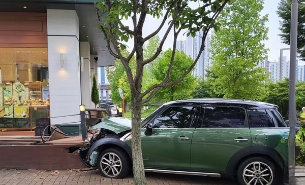 경기 화성시 동탄신도시에서 차량 돌진 사고를 내 보행자 3명을 다치게 한 50대 여성이 오른쪽 다리에 깁스를 하고 있었다. 사진은 사고 현장. /사진 제공=경기도소방재난본부