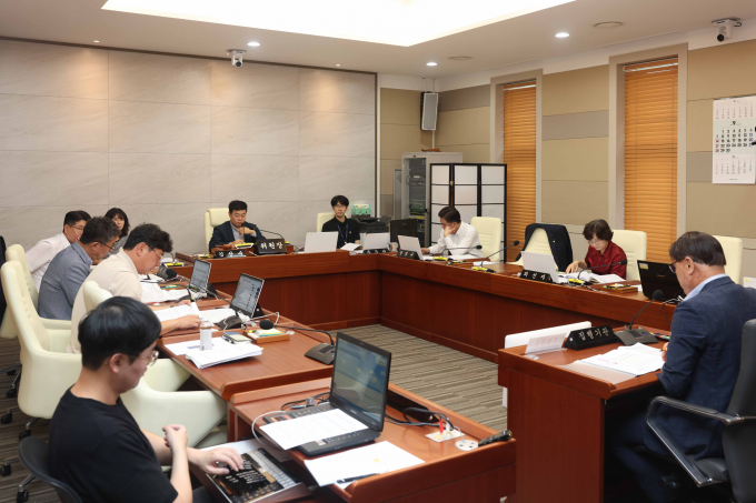 평택시의회가 2025년도 행정사무감사 조치결과보고 및 청취하고 있다. /사진제공=평택시의회