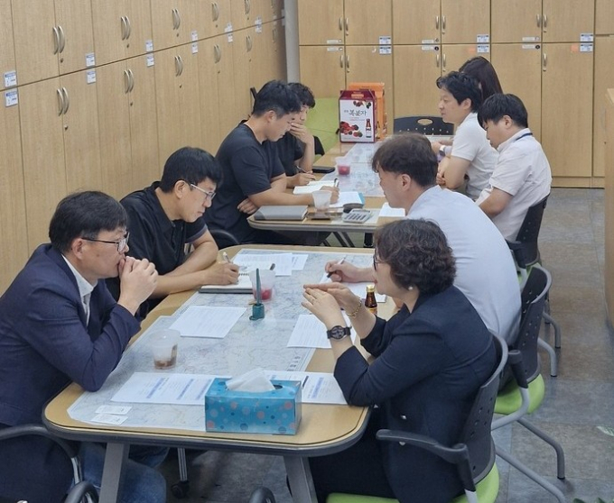 이윤실 양평군청 허가과장(오른쪽 첫번째)이 여주시청 신지철 허가과장과 마주 앉아 민원인과 인허가 행정에 대해 격의 없는 대화를 나누고 있다. /사진제공=양평군