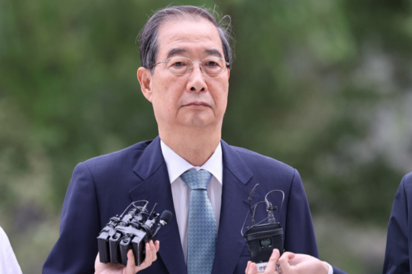 한덕수 전 국무총리가 김건희 여사에 대한 각종 의혹을 수사하는 민중기 특별검사팀의 소환조사에 출석했다. 사진은 한덕수 전 총리가 9일 서울 종로구 광화문에 마련된 김건희 특검팀 사무실에 조사를 받기 위해 출석하는 모습. /사진=뉴스1
