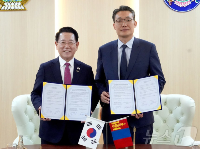 몽골을 방문중인 김영록 전라남도지사(윈쪽)가 5일 울란바토르시청에서 아마르투브신 암갈란바타르 울란바토르부시장과 ‘전남도-울란바토르시 우호 교류 협약’을 하고 있다./뉴스1