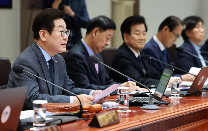 이재명 대통령이 9일 서울 용산구 대통령실 청사에서 열린 제41회 국무회의에서 한국인 근로자가 미국 이민세관단속국에 의해 구금된 것과 관련해 "구금된 국민은 조만간 귀국 예정이다. 정부는 미국과 긴밀히 합리적 제도 개선을 신속히 추진해 나가겠다"고 말했다. /사진=뉴시스