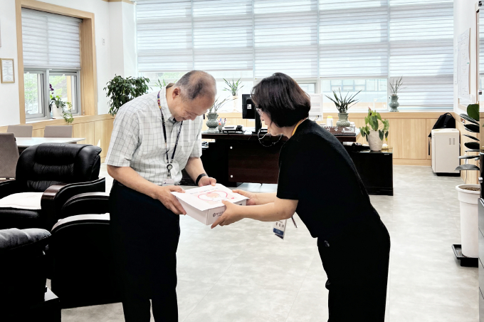 청송군 관계자가 '하트비트20240 챌린지'에 참여자에게 물품을 전달하고 있다./사진제공=경북 청송군