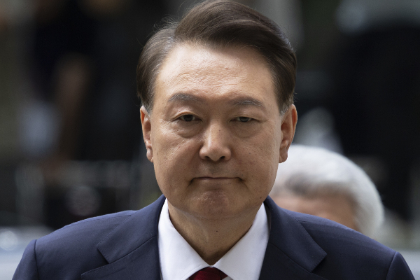 윤석열 전 대통령이 현직 대통령 신분으로 구치소에 갇혀 있을 때 반려견 사진을 본 것으로 알려졌다. 사진은 지난 7월9일 윤 전 대통령이 두 번째 구속 전 피의자심문(영장실질심사)를 받기 위해 서울 서초구 중앙지방법원으로 출석하고 있는 모습. /사진=뉴스1(공동취재단)