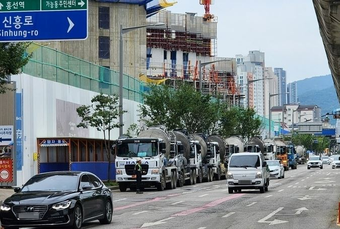 의정부 캠프 라과디아 부지 위에 포스코이앤씨가 시공 중인 아파트 공사 현장 앞  대로에 10여대의 레미콘 차량들이 한 차선을 점령한 채 줄지어 서 있다./사진=김동영 기자