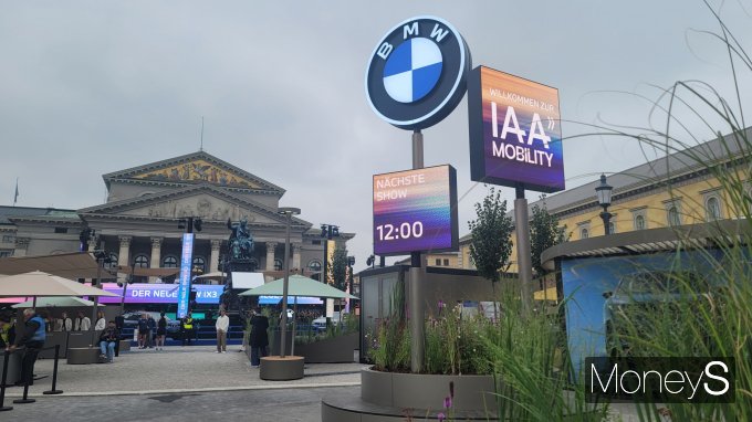 BMW가 IAA 모빌리티 2025에 오픈스페이스를 마련하고 관람객과 소통했다. /사진=김창성 기자