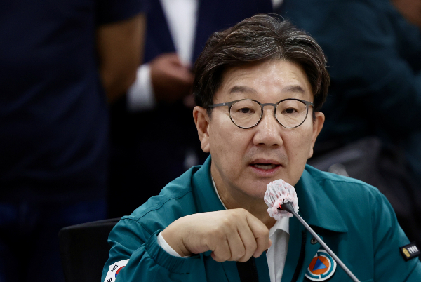 민중기 특별검사팀이 권성동 국민의힘 의원에 대한 구속영장을 청구하면서 권 의원이 증거인멸 우려와 도주 우려가 크다는 점을 거듭 강조했다. 사진은 권성동 국민의힘 의원이 지난 9일 오후 강원 강릉시청에서 열린 범정부 가뭄대응 현장지원반 간담회에서 발언하는 모습. /사진=뉴시스