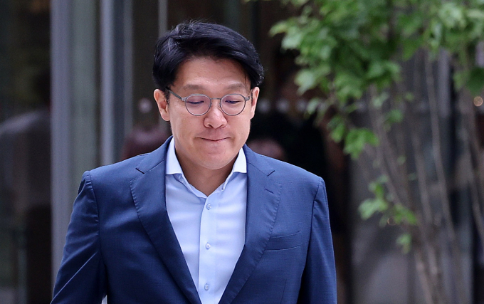  '명태균 공천개입' '이우환 그림 상납 의혹' 사건 등에 연루된 김상민 전 부장검사의 특검 첫 소환 조사가 약 13시간15분만에 마무리됐다. 사진은 지난 9일 서울 종로구 광화문에 마련된 김건희 특검팀 사무실에 조사를 받기 위해 출석한 김상민 전 부장검사. /사진=뉴스1
