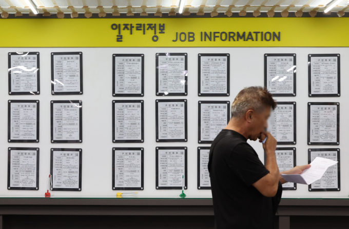 서울 마포구 서부고용복지플러스센터를 찾은 구직자가 서류를 작성하고 있다. / 사진=뉴시스