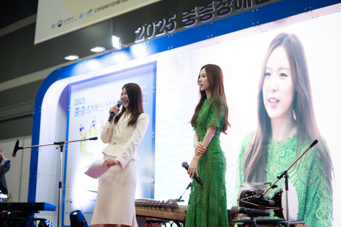 베이비복스 출신 가수 간미연이 9일 양재동 aT센터에서 열린 중증장애인생산품 박람회에서 홍보대사로서 진심 어린 활동을 펼쳐 참여자와 관계자들에게 감동을 전했다. /사진=간미연
