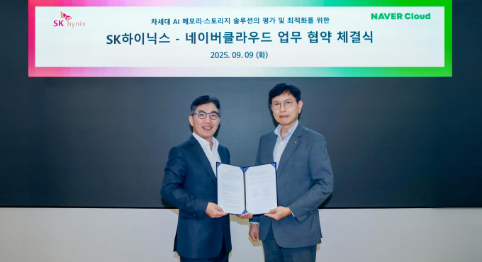 안현 SK하이닉스 개발총괄 사장(오른쪽)과 김유원 네이버클라우드 대표이사 사장이 MOU 체결 후 기념사진을 촬영하고 있다. /사진=SK하이닉스
