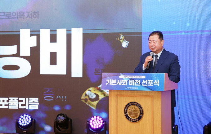 김경일 파주시장이 지난 8일 국회도서관 대강당에서 열린 '기본사회 비전 선포식'에서 비전을 발표하고 있다. /사진제공=파주시