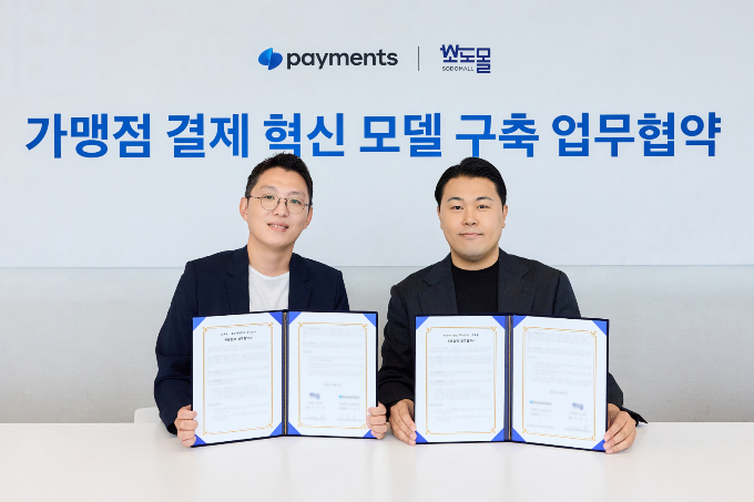 토스페이먼츠 우송수 사업총괄(왼쪽)과 소도몰 서덕호 대표(오른쪽)가 업무협약을 체결하고 기념촬영을 하고 있는 모습./사진=토스페이먼츠