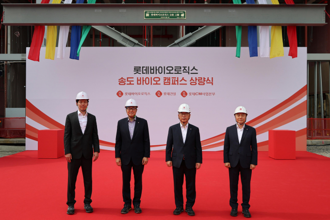 롯데바이오로직스가 송도 바이오캠퍼스 제1공장 상량식을 진행했다. 사진은 신유열 롯데바이오로직스 글로벌전략실장 겸 롯데지주 미래성장실장, 제임스 롯데바이오로직스 대표(왼쪽에서 첫 번째, 두 번째). /사진=롯데바이오로직스