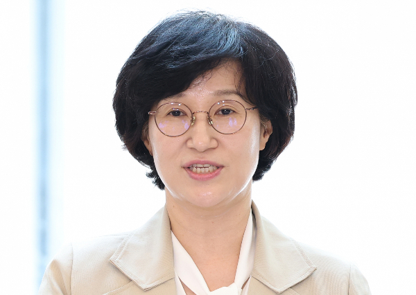 원민경 여성가족부 장관이 1년7개월의 수장 공백을 깨고 취임한다. 사진은 원민경 당시 여성가족부 장관 후보자가 지난달 18일 오전 서울 서대문구 한국청소년활동진흥원에 마련된 인사청문 준비 사무실로 첫 출근하며 지명 소감을 밝히는 모습. /사진=뉴스1