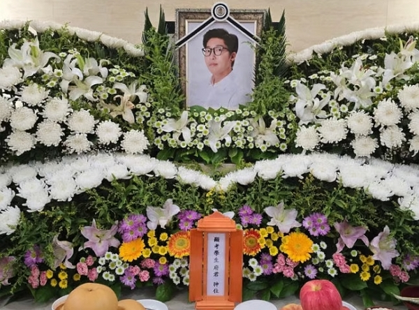 고 대도서관(본명 나동현)의 영정사진이 공개되자 팬들의 추모가 이어졌다. 사진은 고 대도서관의 영정사진. /사진=서수경 스타일리스트 SNS 캡처
