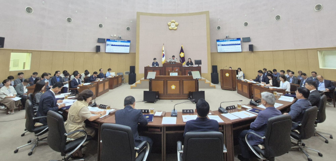 박홍복 기장군의회 의장이 임시회 본회의를 주제하고 있다./사진=기장군의회