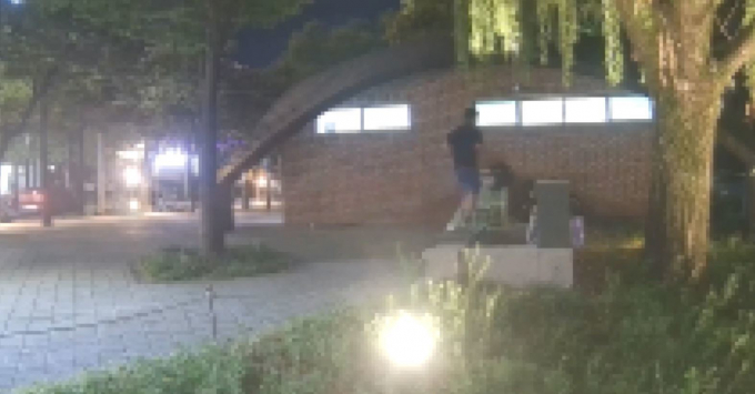 경북 영천의 사관학교에서 근무하는 육군 교관(30대·대위)이 2일 오전 검은색 가방에 K-2소총을 담고 대구 수성구 수성못 일대를 걸어가고 있다./사진제공=뉴스1