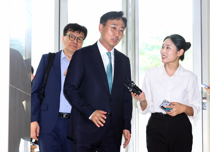 순직해병특검팀(특별검사 이명현)이 10일 서울 서초구 특검사무실에 신범철 전 국방부 차관을 피의자 신분으로 소환해 조사한다. 사진은 지난 4일 신범철 전 국방부 차관이 서울 서초구 순직해병 특검팀(이명현 특별검사) 사무실에 포렌식 자료 관련 참관차 출석하며 기자의 질문을 듣고 있는 모습. /사진=뉴시스
