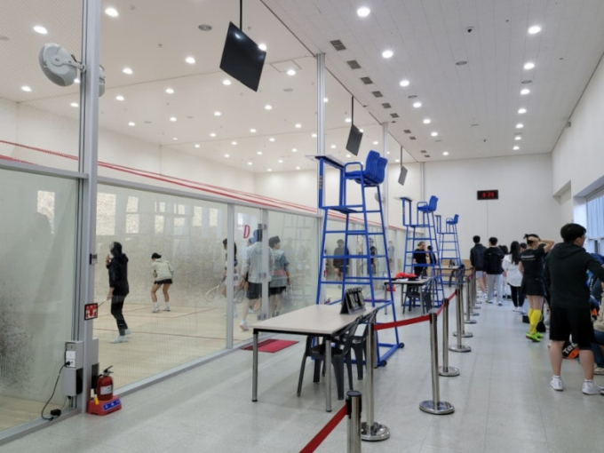 김천실내체육관에서 열리는 '2025 전국 실업스쿼시 선수권대회'에 참가한 선수들이 경기를 펼치고 있다./사진제공=김천시