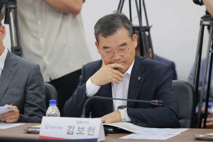 대우건설이 지난 9일 경기 시흥 건설 현장에서 발생한 근로자 사망 사고와 관련해 공식 사과문을 발표했다. 사진은 '중대재해 근절을 위한 건설사 간담회' 참석한 김보현 대우건설 사장 모습. /사진=뉴스1
