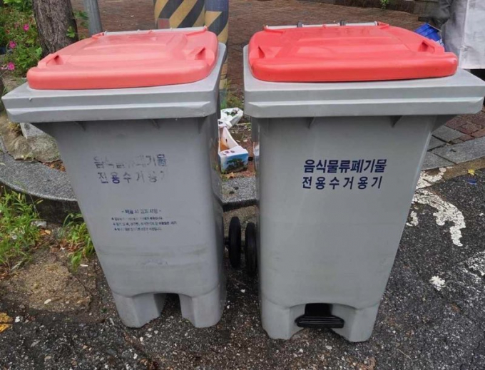 음식물류 폐기물 전용 수거용기를 세척한 모습. /사진제공=양평군