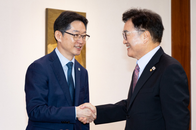  우원식 국회의장(오른쪽)이 10일 서울 여의도 국회에서 김경수 지방시대위원회 위원장을 접견한 뒤 "잘못된 국가 성장 전략을 크게 바꿀 때가 됐다. 그동안 쌓아온 경험을 바탕으로 국가가 골고루 잘 사는 대한민국을 만드는 데에 역량을 잘 발휘하길 바란다"고 말했다. /사진=뉴스1