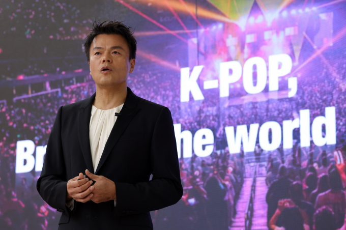 박진영 JYP엔터테인먼트 CCO 겸 대표 프로듀서가 대통령 직속 대중문화교류위원회 공동위원장 내정에 대해 최선을 다하겠다고 전했다. 사진은 박진영이 지난달 26일 경북 경주 우양미술관에서 열린 ‘2025 APEC 문화산업고위급대화 환영만찬 리셉션’에서 세계를 잇는 K-POP을 주제로 발표하는 모습. /사진=뉴시스(문화체육관광부 제공)