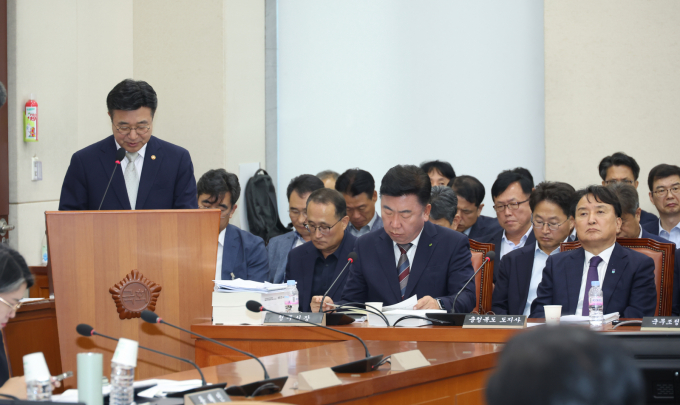 윤호중 행정안전부 장관이 10일 서울 여의도 국회에서 열린 행정안전위원회의 오송 지하차도 참사 진상규명 및 재발방지 대책마련을 위한 국정조사에서 "민관합동 재난원인조사를 내년 2월까지 실시해 제도개선 대책을 마련하겠다"고 말했다. /사진=뉴시스