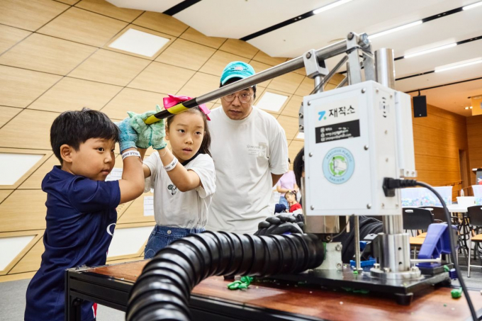 2024년 헬로메이커 행사에 참여한 어린이가 폐플라스틱 키링 제작을 해보고 있다./사진=국립부산과학관
