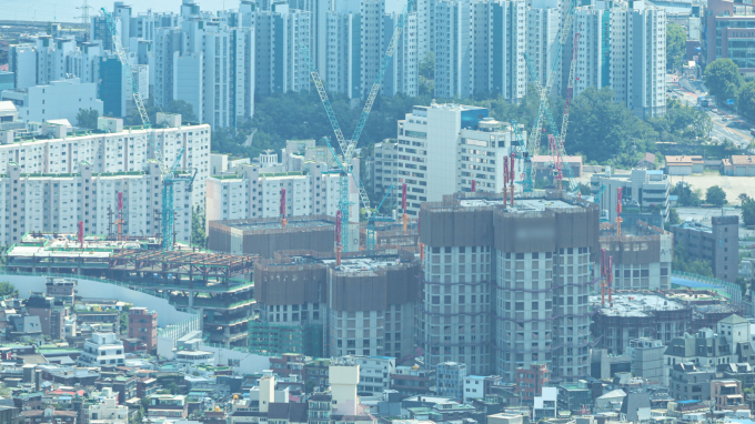  건설현장 사망사고가 잇따르자 대형 건설업체들은 주말에도 본사 임원을 현장 안전관리에 투입하는 등 사고 예방에 만전을 기하고 있다. 사진은 10일 남산서울타워 전망대에서 바라본 건설현장 모습. /사진=뉴시스