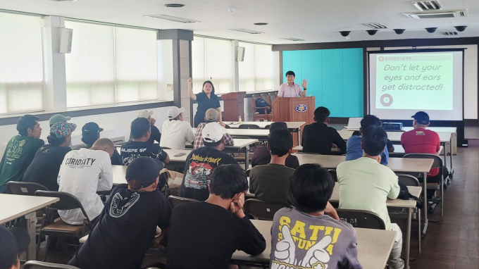 안전보건공단 부산본부 관계자가 9일 외국인 선원을 대상으로 맞춤형 안전보건교육을 실시하고 있다./사진=안전보건공단