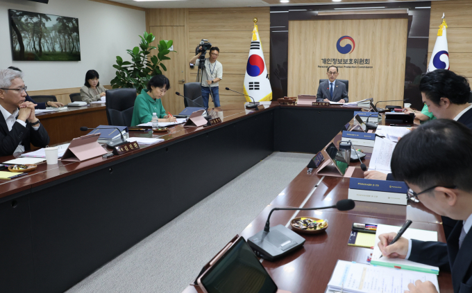 개인정보보호위원회가 KT와 LG유플러스의 개인정보 유출 의혹에 대한 조사에 착수했다.사진은 고학수 개인정보보호위원회 위원장이 10일 서울 종로구 정부서울청사에서 제20회 개인정보보호위원회(개인정보위) 전체회의에 참석해 발언하고 있는 모습. /사진=뉴시스